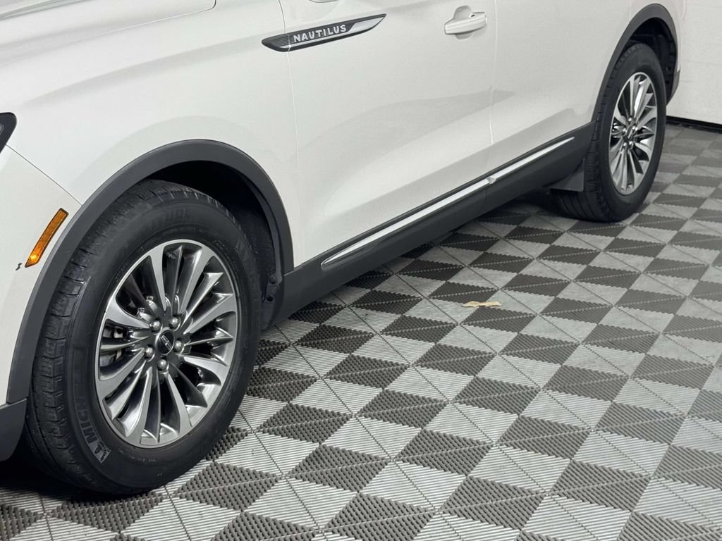 Used 2019 Lincoln Nautilus Select AWD/4WD image 13