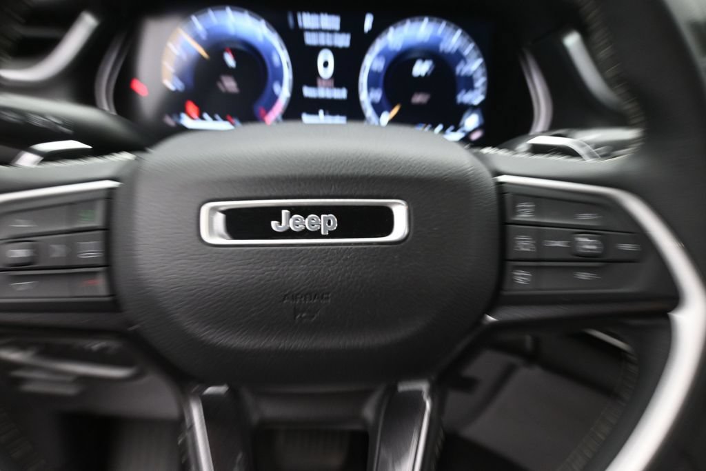 Used 2022 Jeep Grand Cherokee Laredo w/ Luxury Tech Group I AWD/4WD image 26
