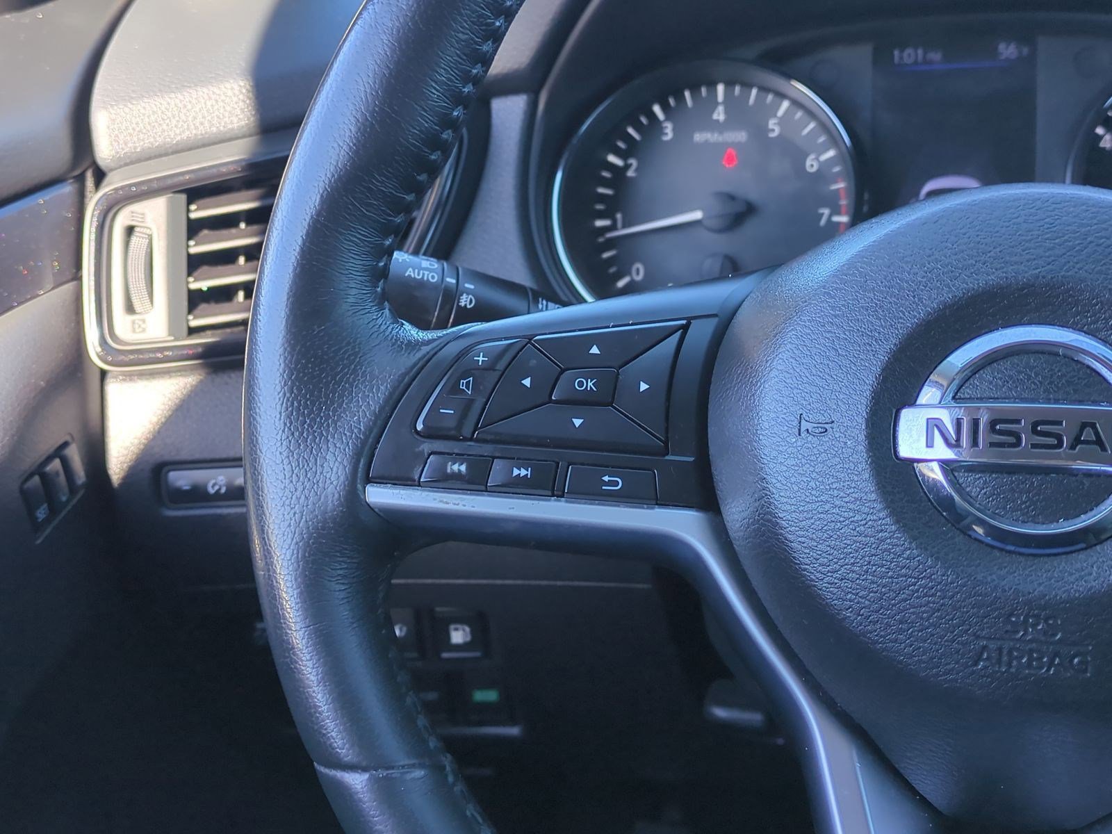 Used 2018 Nissan Rogue SV w/ Premium Package image 19