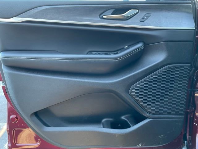 Used 2025 Jeep Grand Cherokee L Limited image 10