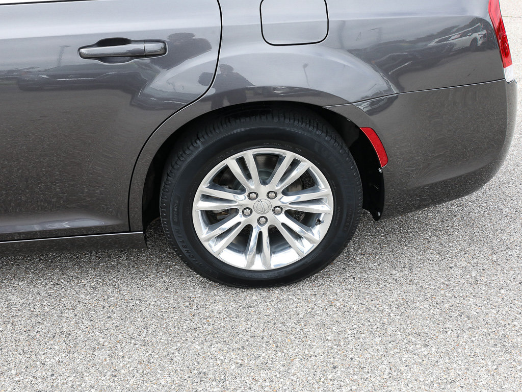 Used 2021 Chrysler 300 Touring L RWD image 4