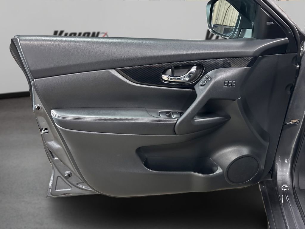 Used 2018 Nissan Rogue SL w/ Premium Package image 22