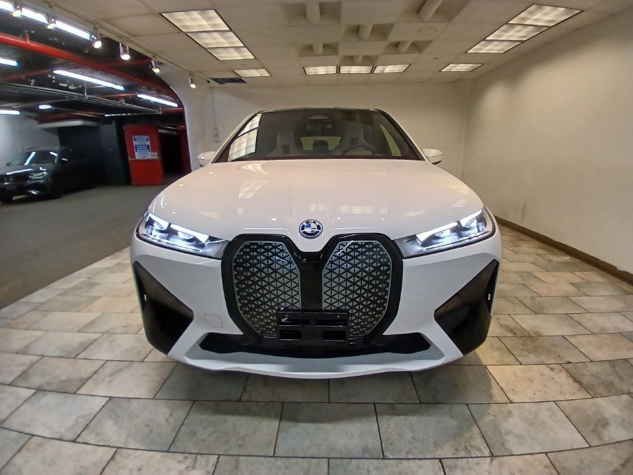 Used 2023 BMW iX xDrive50 w/ Sport Package image 3