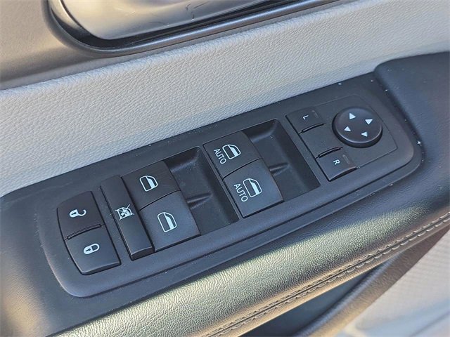 Used 2023 Chrysler Pacifica Touring-L image 21