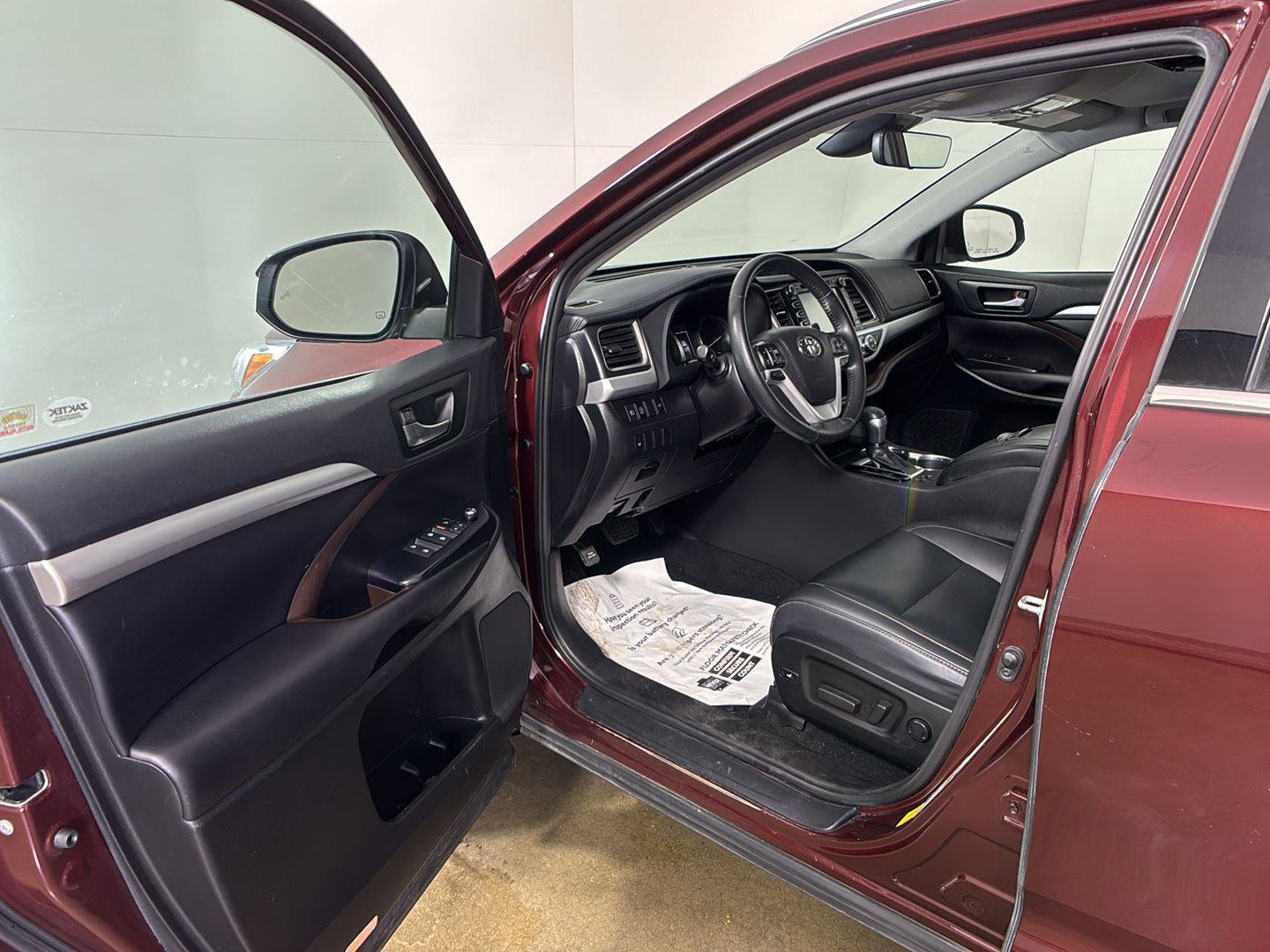 Used 2019 Toyota Highlander XLE AWD/4WD image 2
