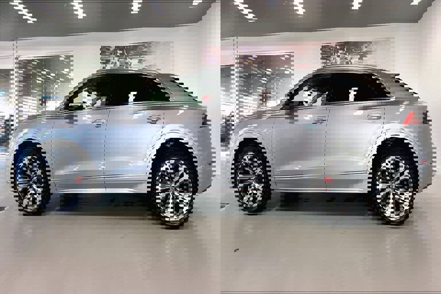 Used 2019 Audi Q8 Prestige image 3
