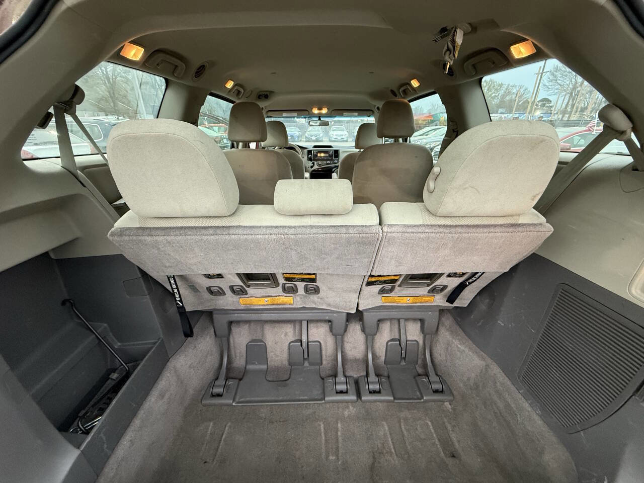 Used 2014 Toyota Sienna L image 12