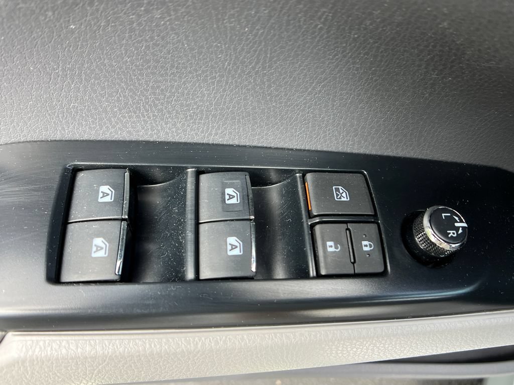 Used 2018 Toyota Camry XLE FWD image 11