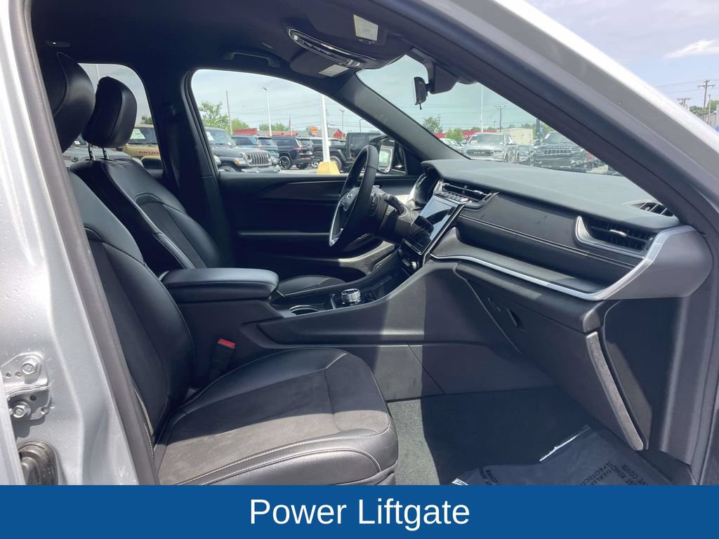 Used 2025 Jeep Grand Cherokee Altitude AWD/4WD image 16