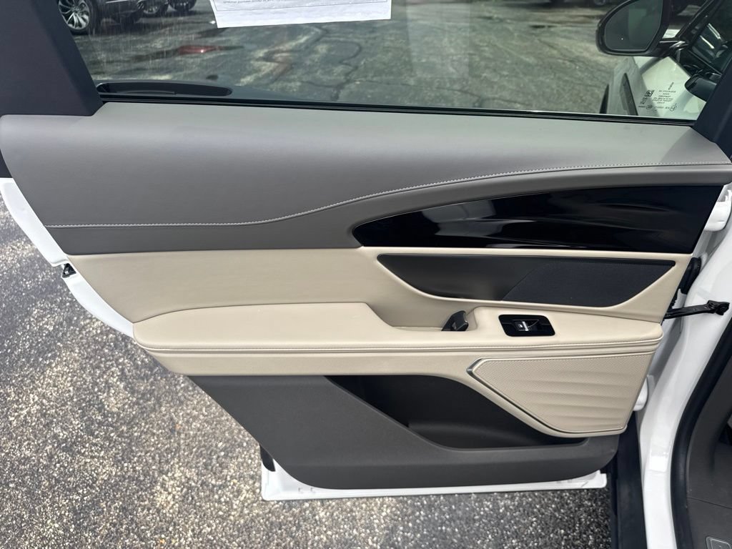 Used 2025 Lincoln Nautilus Premier AWD/4WD image 19