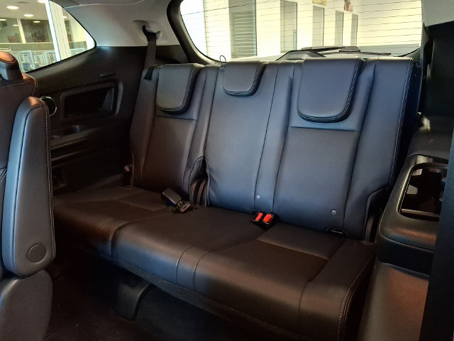 Used 2023 Subaru Ascent Limited w/ Technology Package AWD/4WD image 9