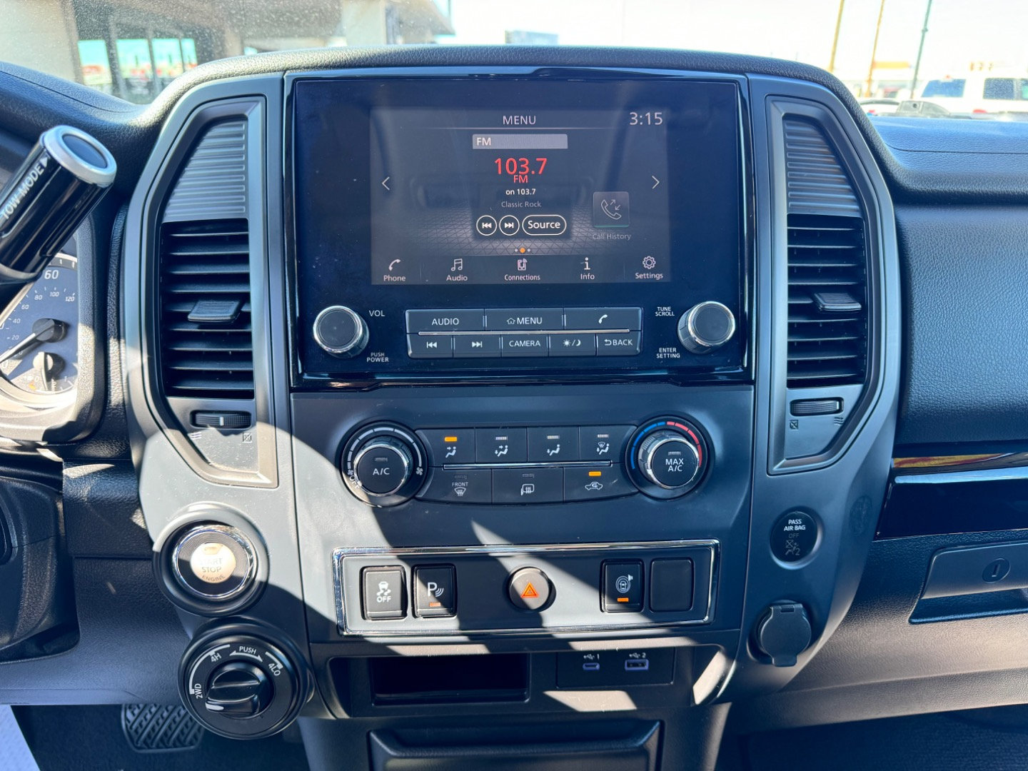 Used 2022 Nissan Titan SV AWD/4WD image 15