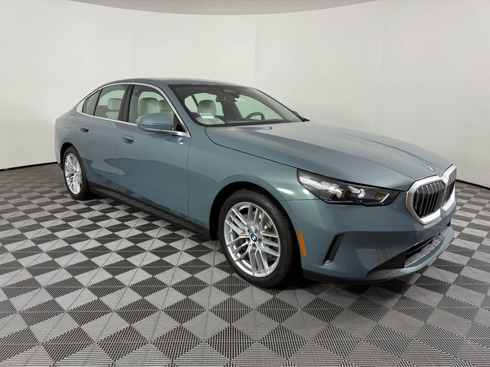 Certified 2025 BMW 530i xDrive 530i xDrive image 2