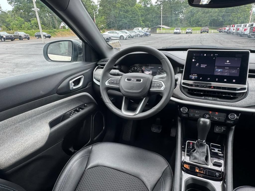 Used 2024 Jeep Compass Latitude AWD/4WD image 19