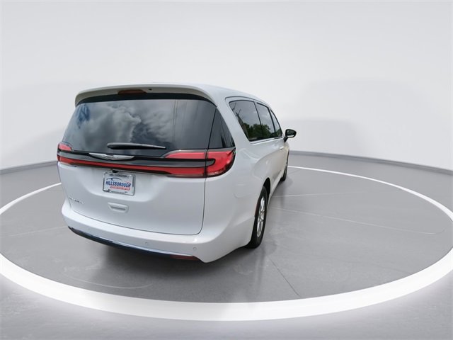 New 2026 Chrysler Pacifica Select image 7