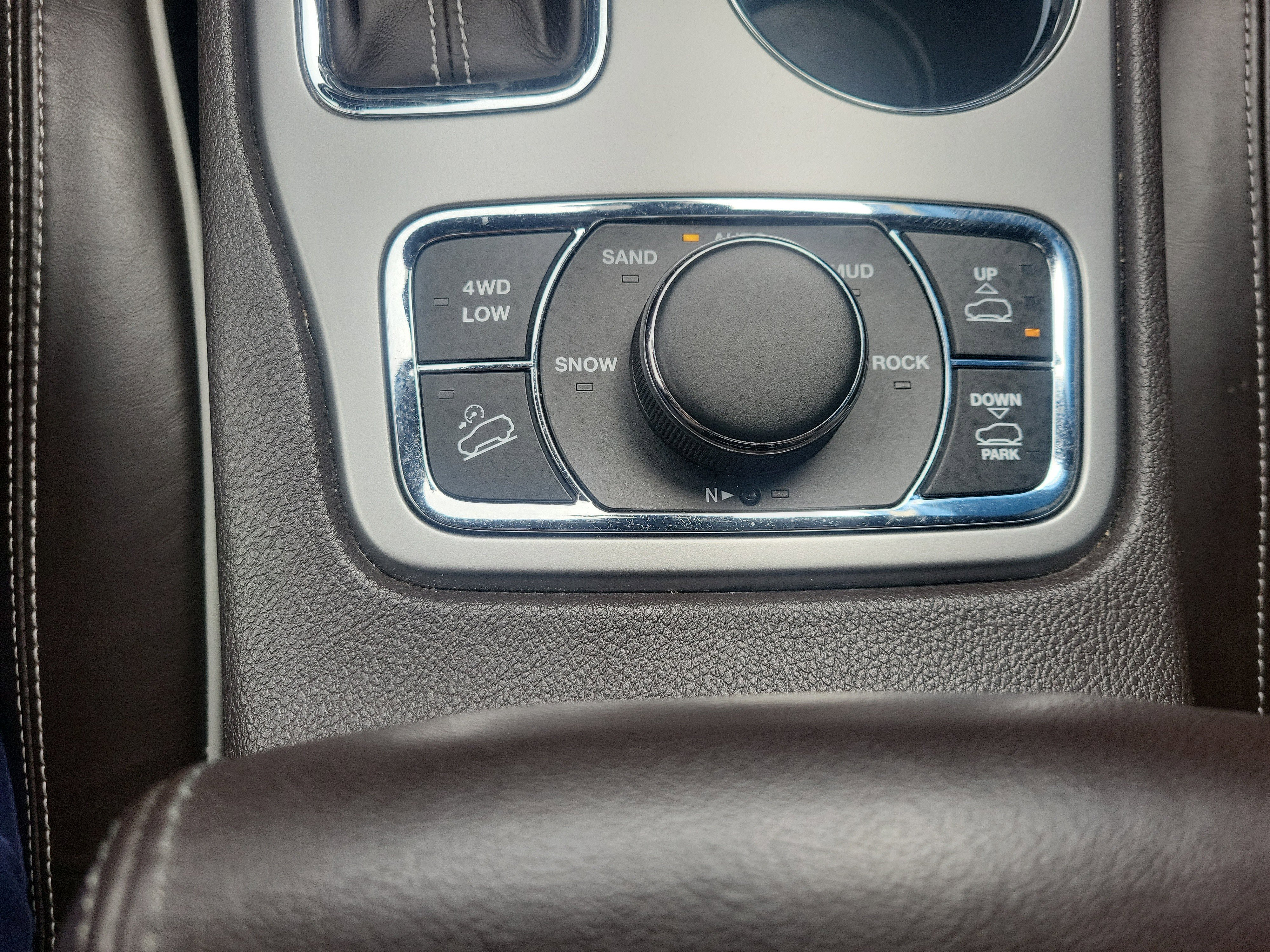 Used 2018 Jeep Grand Cherokee Overland AWD/4WD image 13