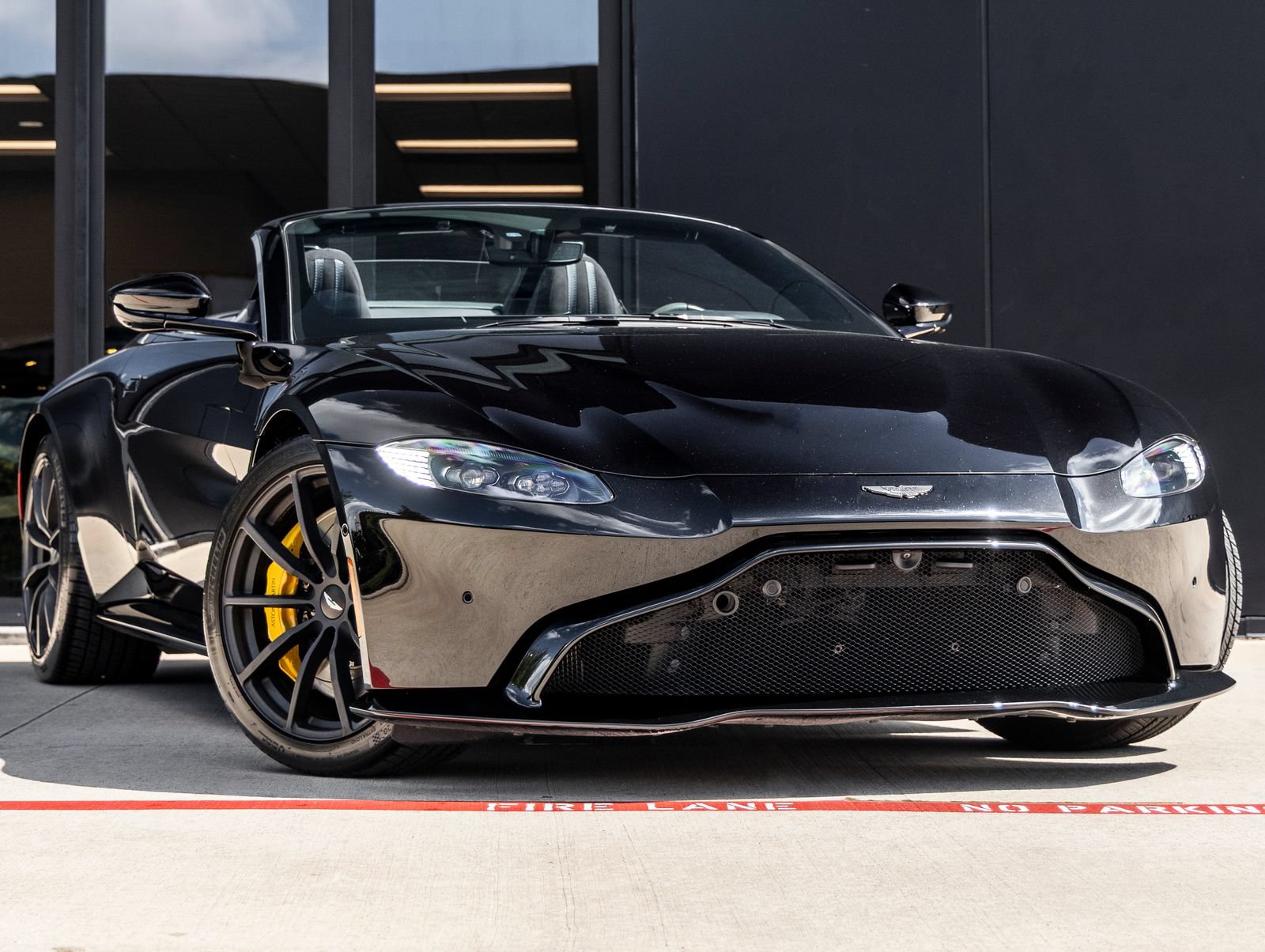 Used 2022 Aston Martin V8 Vantage Roadster RWD image 2