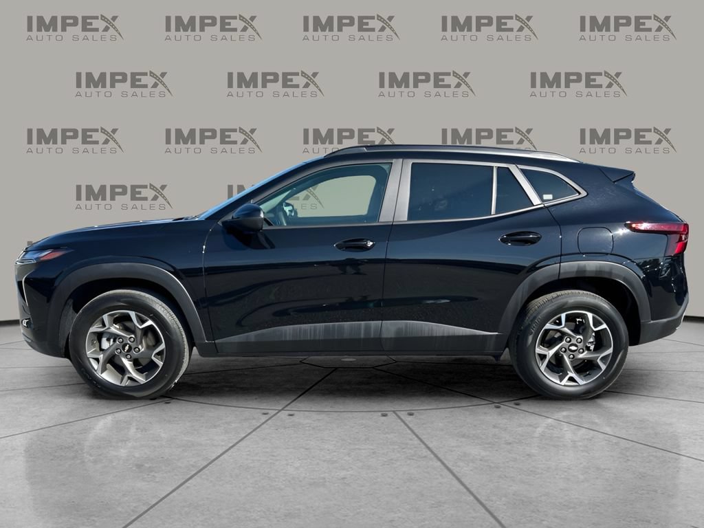 Used 2025 Chevrolet Trax LT FWD image 2