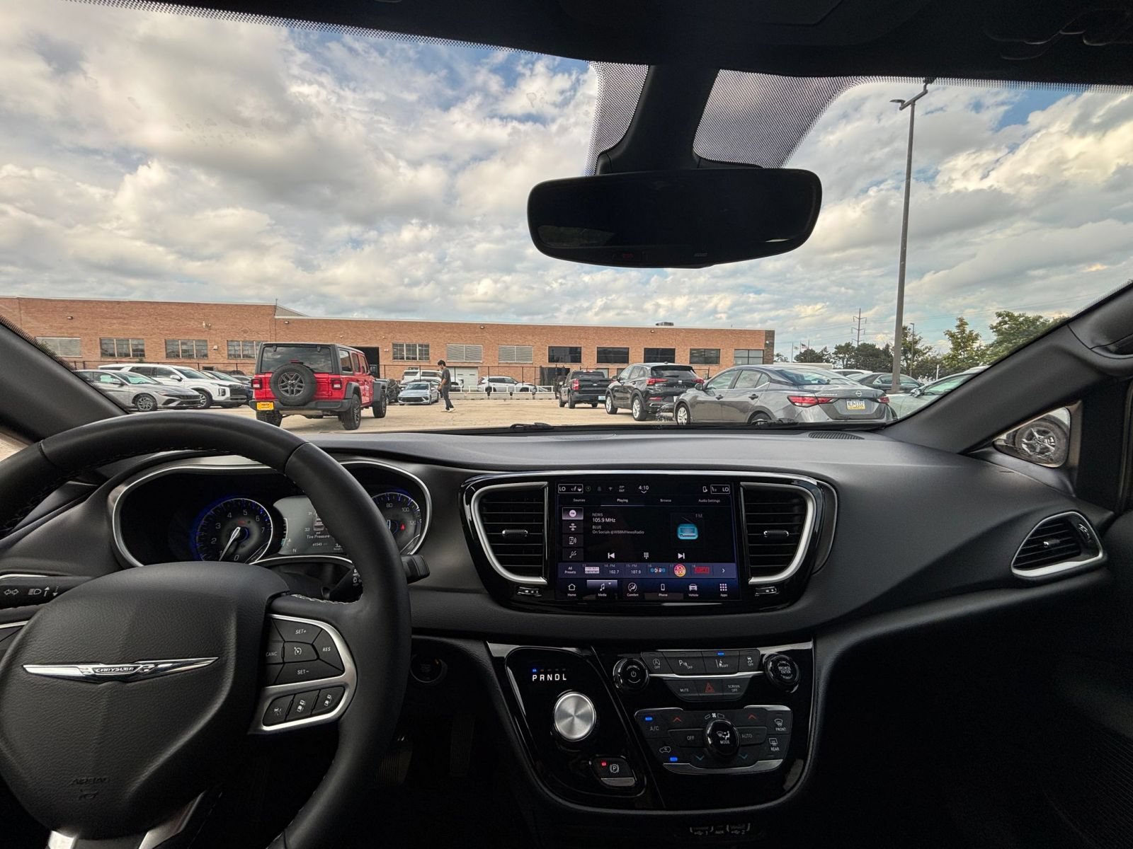 Used 2025 Chrysler Pacifica Select FWD image 35