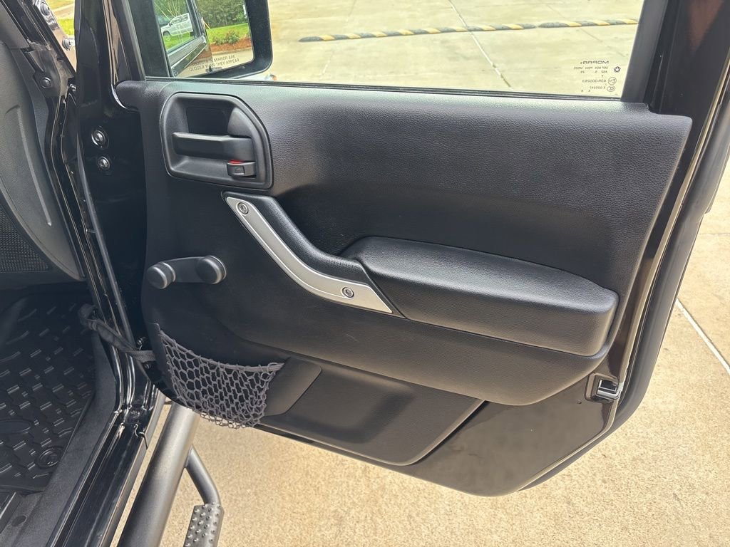 Used 2016 Jeep Wrangler Rubicon w/ Connectivity Group image 39