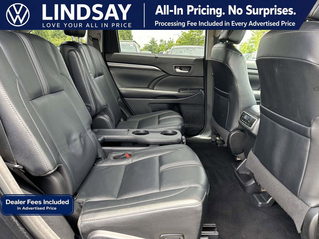 Used 2018 Toyota Highlander SE w/ Carpet Mat Package (TMS) AWD/4WD image 13
