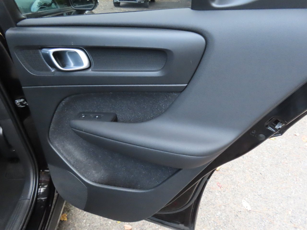 Used 2020 Volvo XC40 T5 Momentum image 16