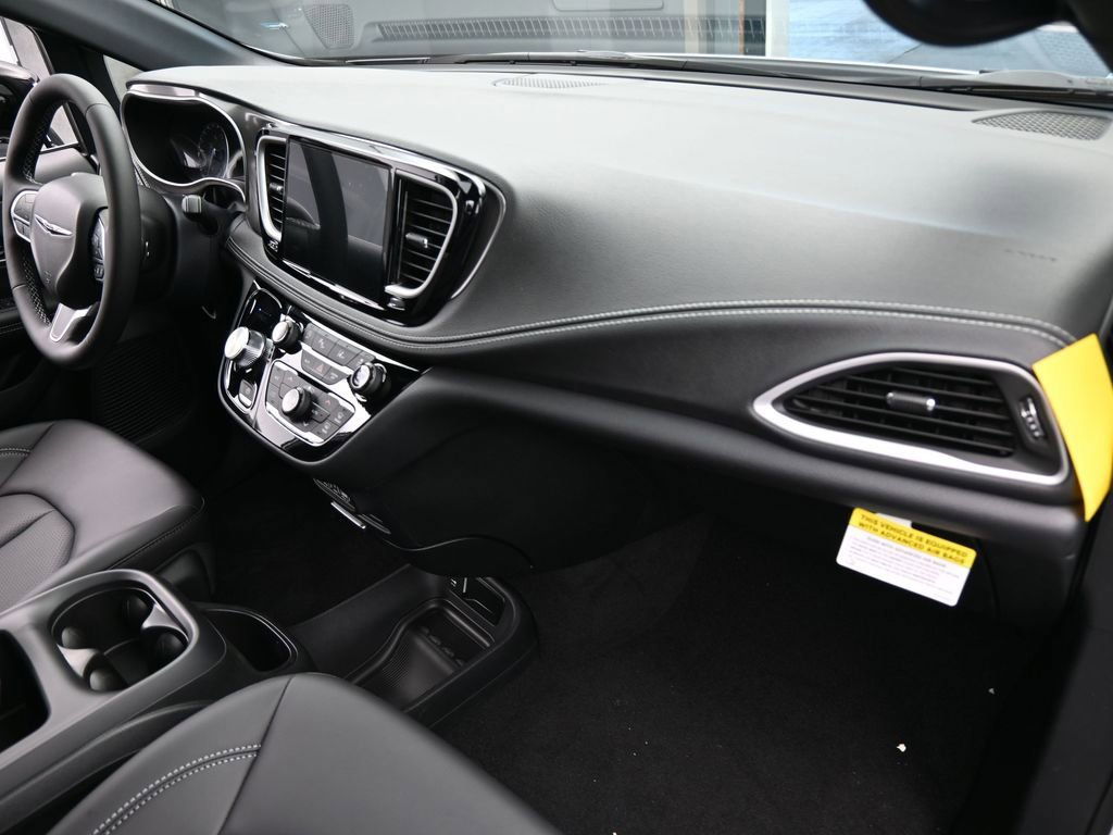 Used 2025 Chrysler Pacifica Select FWD image 40