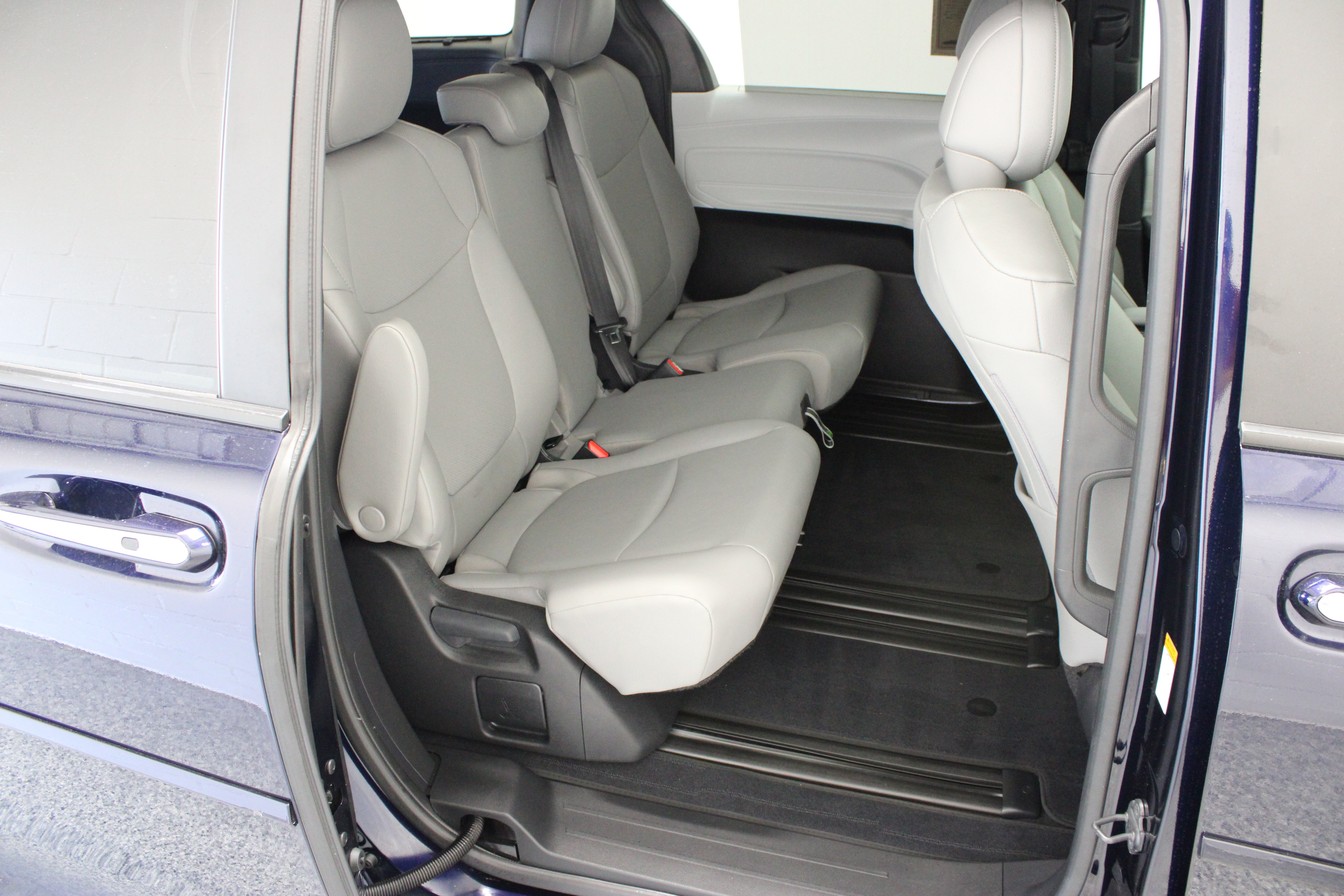 Certified 2026 Toyota Sienna XLE FWD image 35