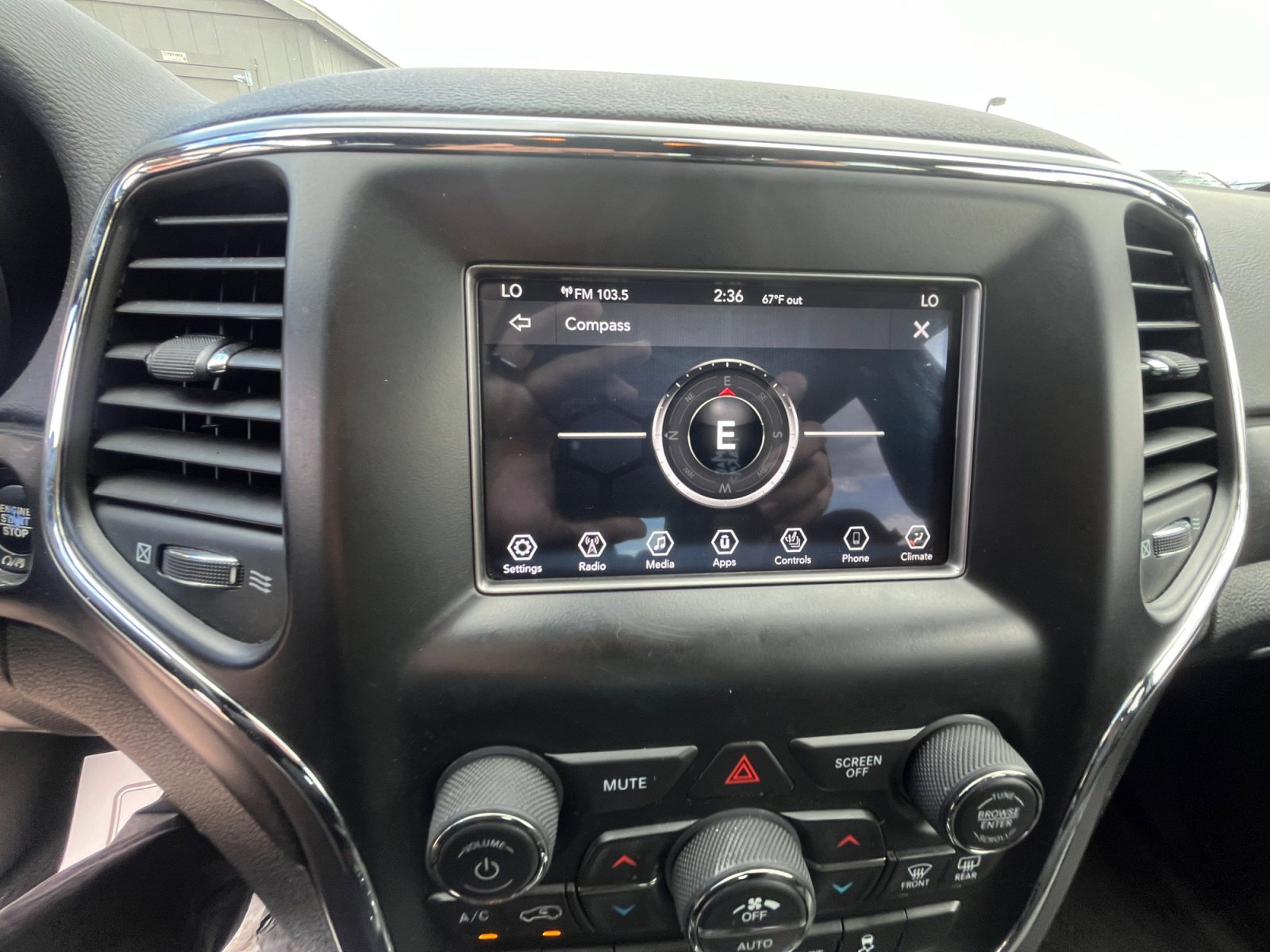 Used 2018 Jeep Grand Cherokee Laredo image 28