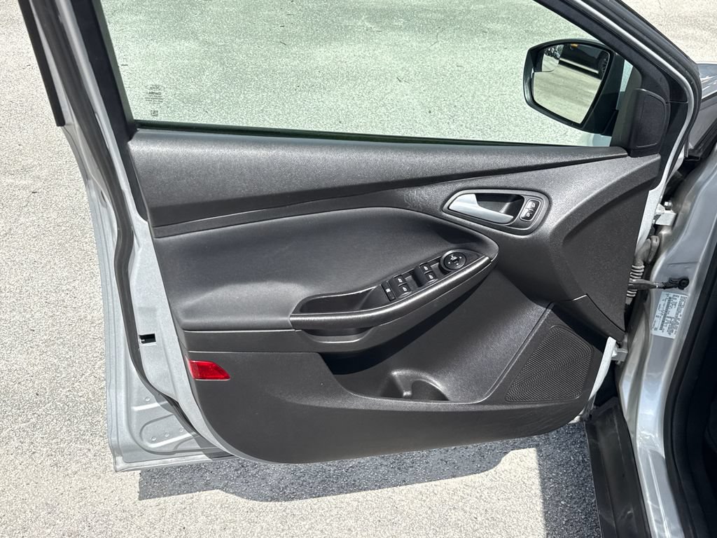 Certified 2018 Ford Focus SE w/ SE Appearance Package FWD image 14