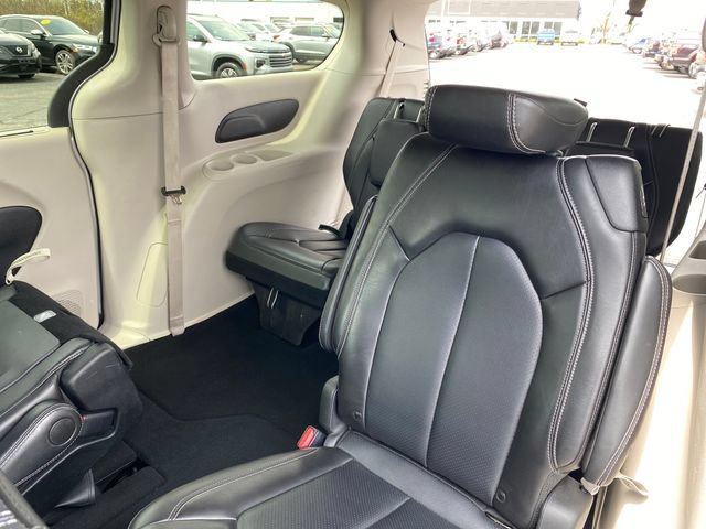 Used 2024 Chrysler Pacifica Touring-L FWD image 16