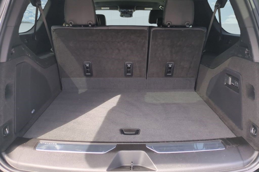 Certified 2025 Cadillac Escalade ESV Luxury RWD image 27
