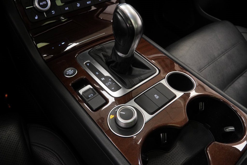 Used 2016 Volkswagen Touareg VR6 image 34