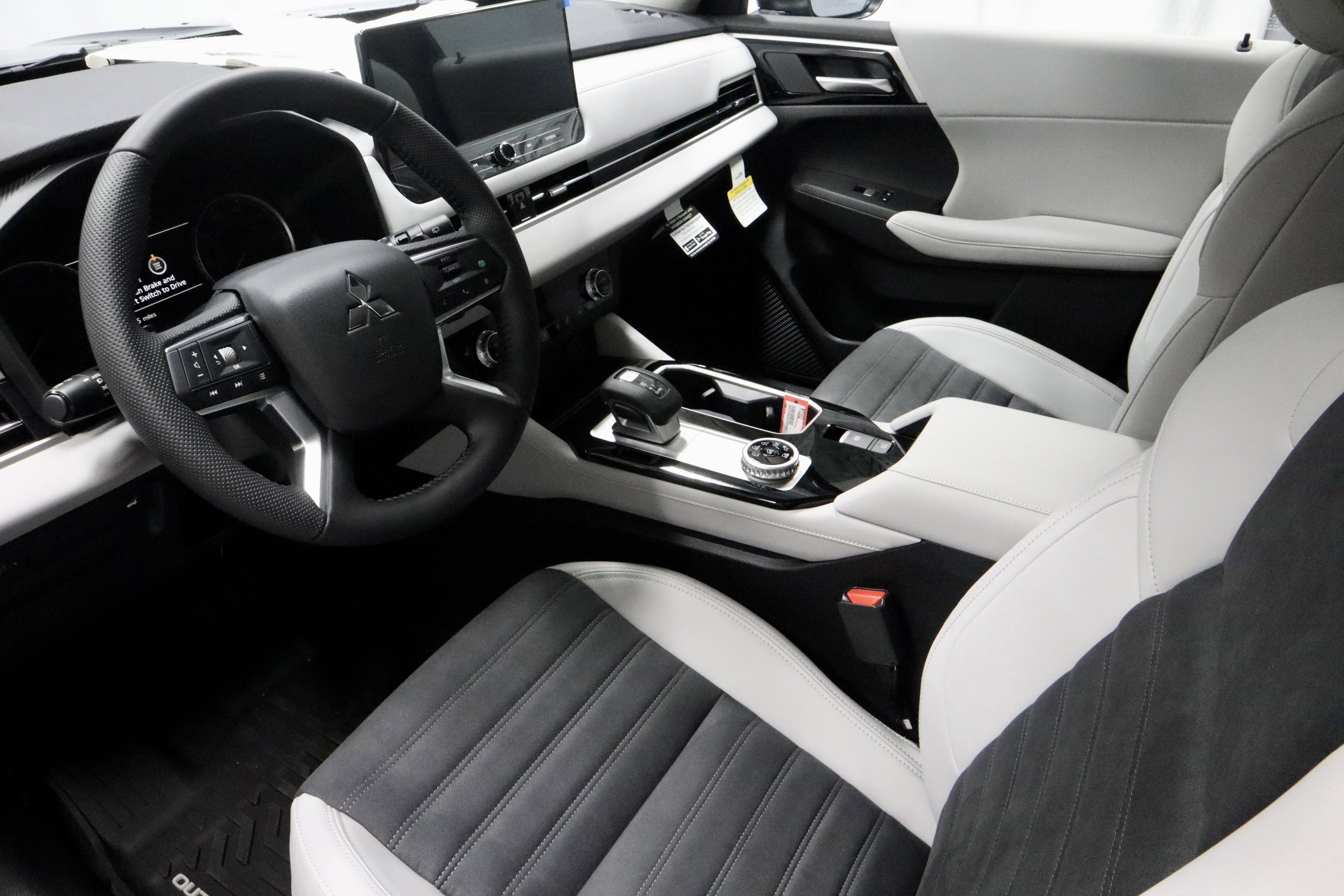 New 2025 Mitsubishi Outlander SE image 19