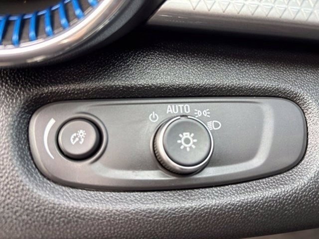 Used 2025 Chevrolet Trax LT w/ LT Convenience Package FWD image 19