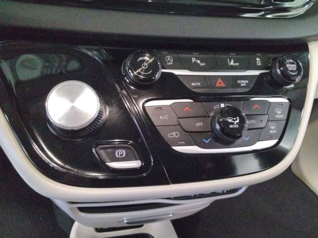 Used 2024 Chrysler Pacifica Touring-L image 31