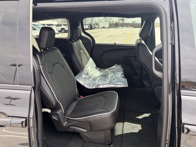 New 2026 Chrysler Pacifica Limited w/ S Appearance Package FWD image 33