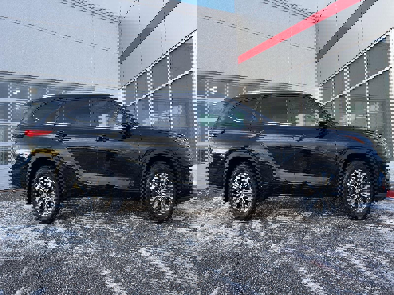 Certified 2023 Toyota Highlander XLE image 11