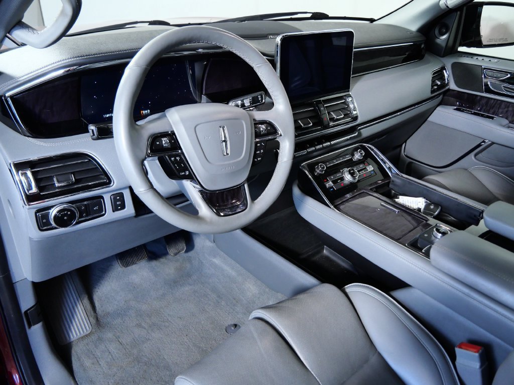 Used 2019 Lincoln Navigator Select w/ Technology Package AWD/4WD image 3