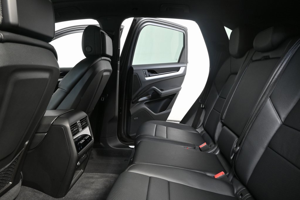 Used 2025 Porsche Cayenne image 17