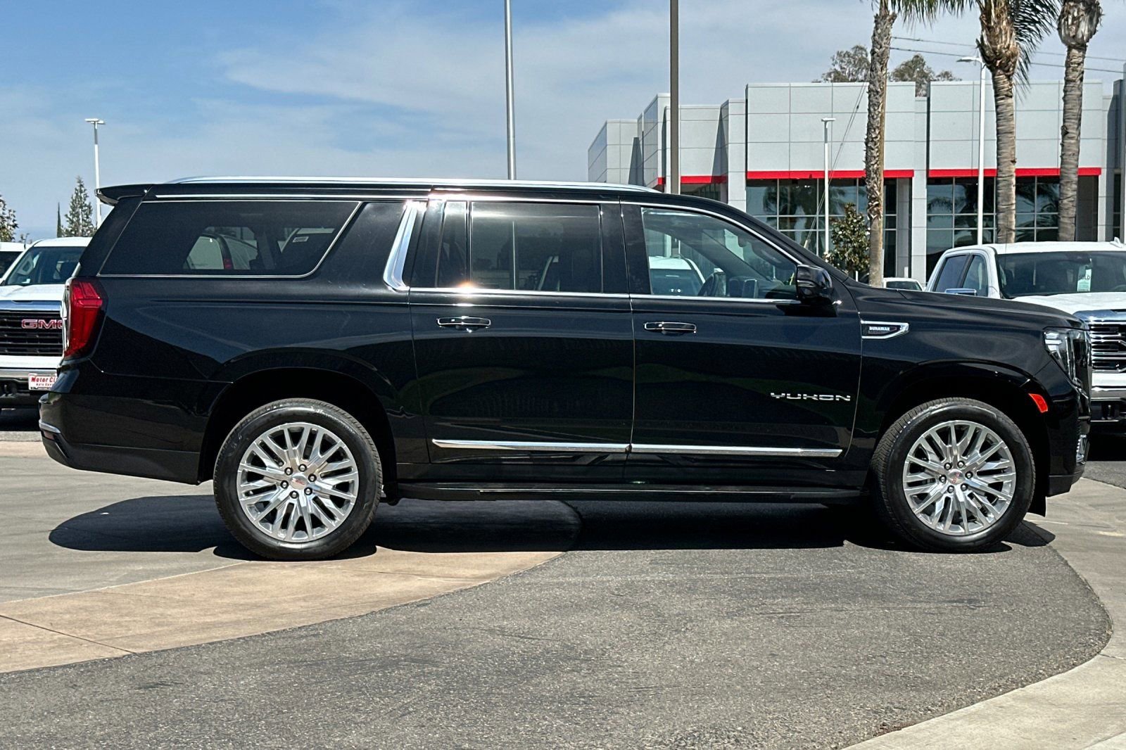 Certified 2023 GMC Yukon XL SLT w/ SLT Premium Package RWD image 3