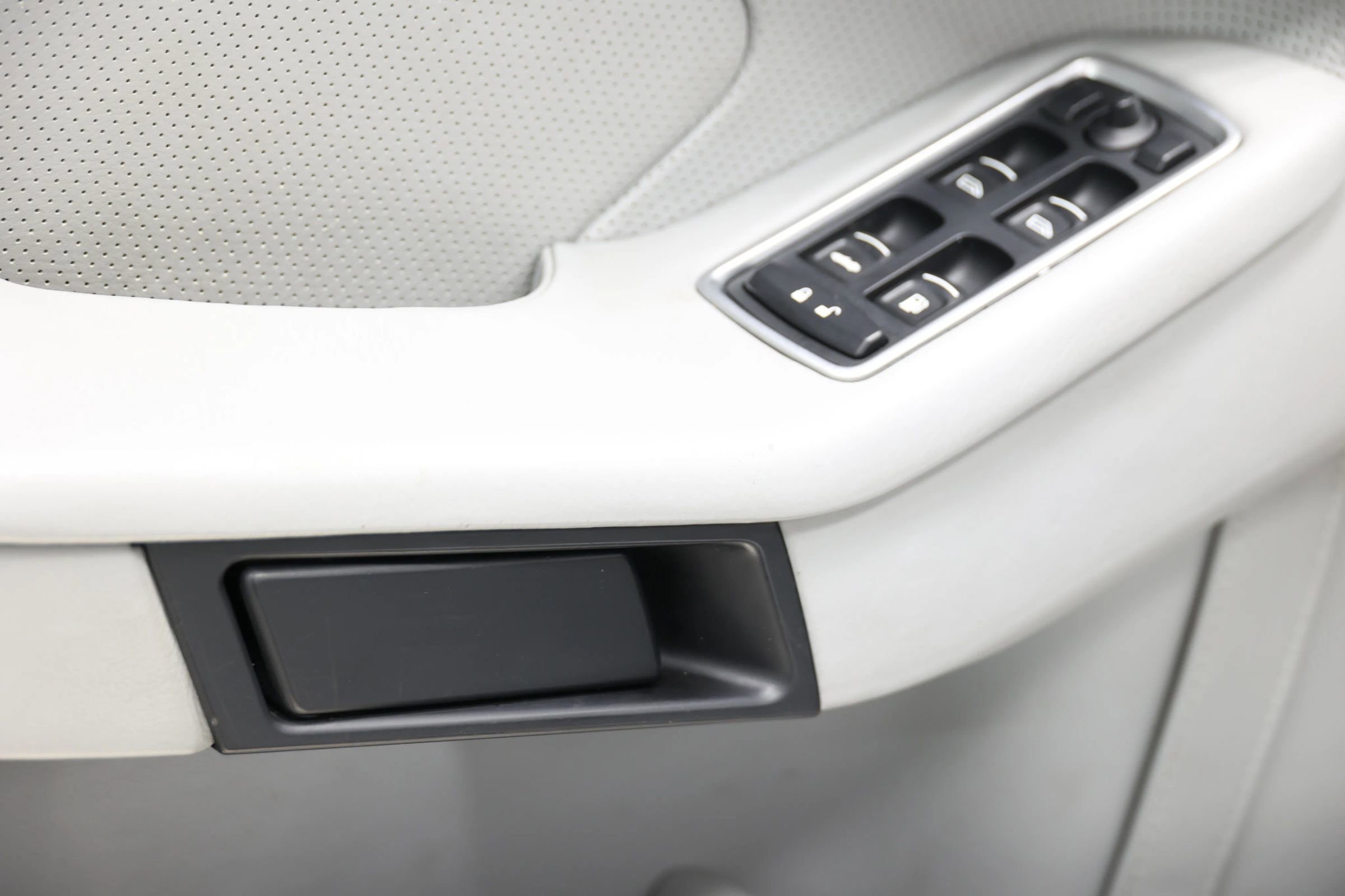 Used 2014 Aston Martin Vanquish Volante RWD image 15