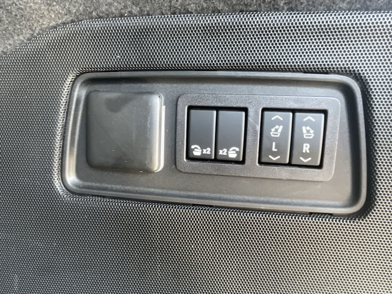 Used 2023 Cadillac Escalade Premium Luxury w/ Performance Package AWD/4WD image 18