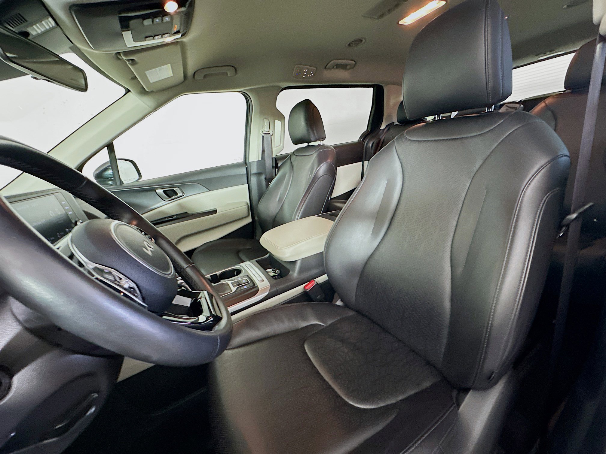 Used 2024 Kia Carnival LX image 13