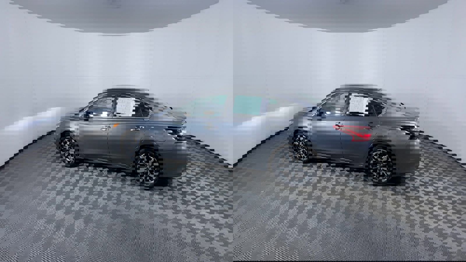 Used 2017 Nissan Altima 2.5 SR w/ LED Appearance Package image 6