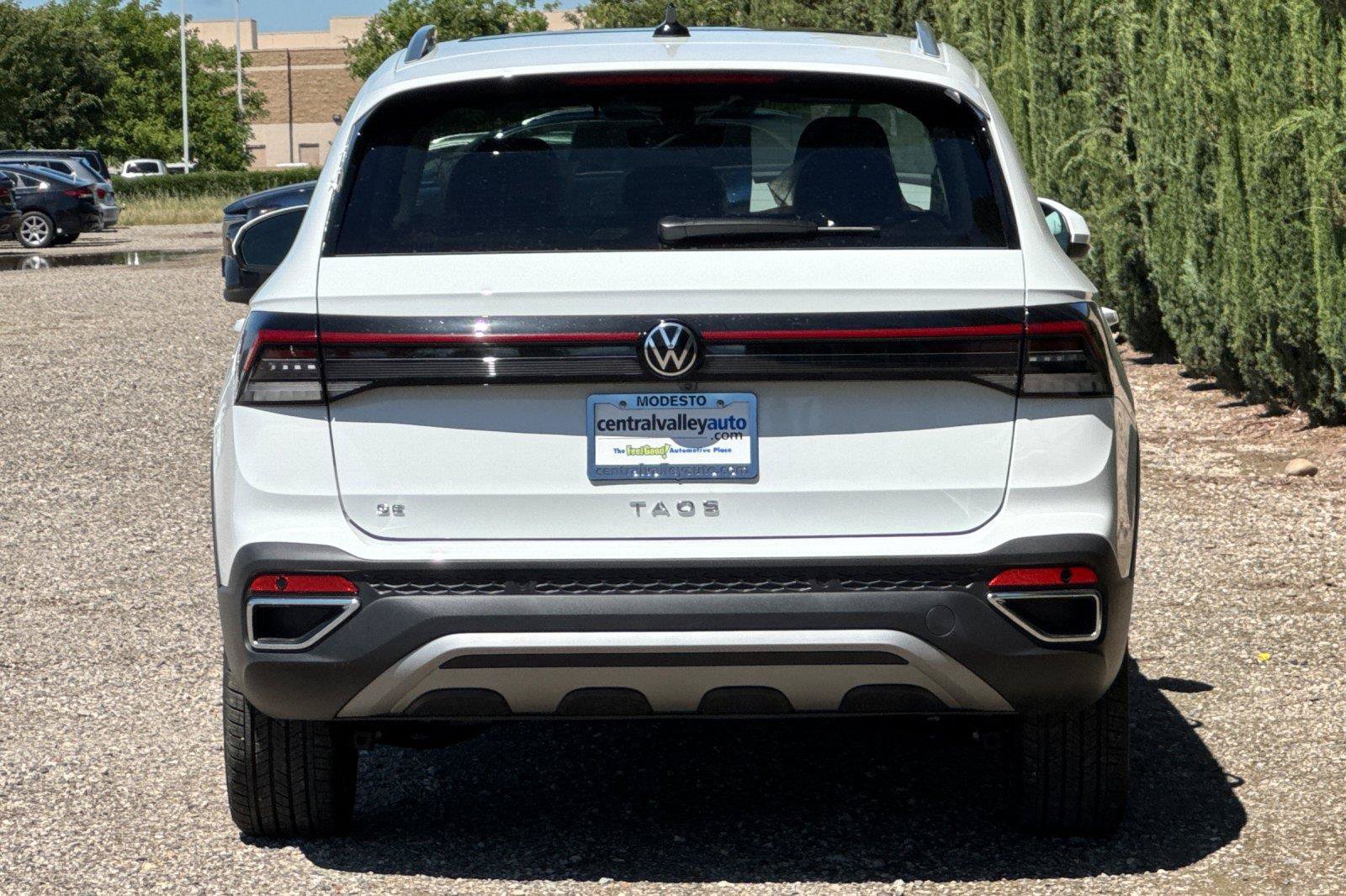 New 2026 Volkswagen Taos SE FWD image 4
