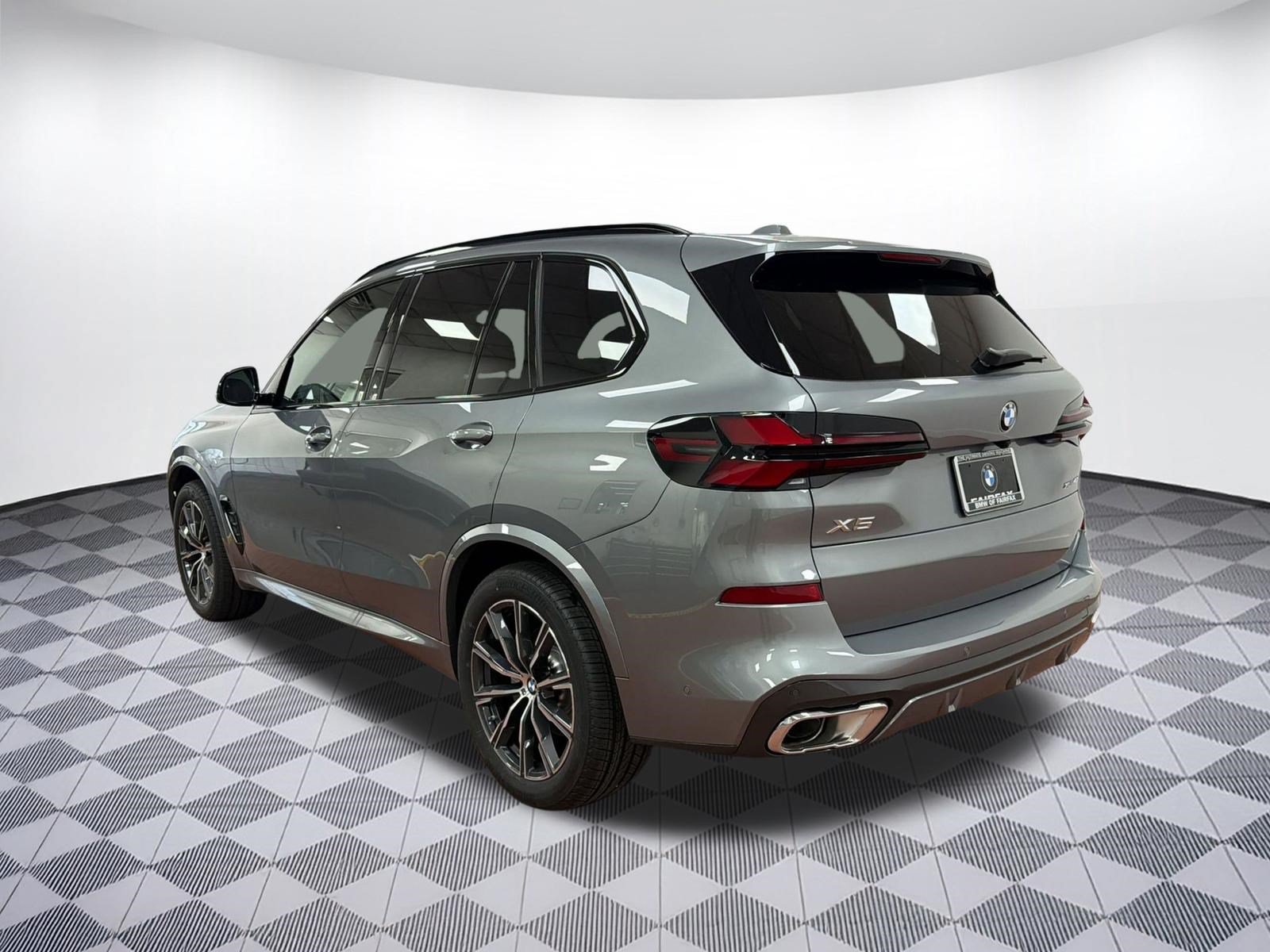 Used 2026 BMW X5 xDrive40i w/ M Sport Package AWD/4WD image 3