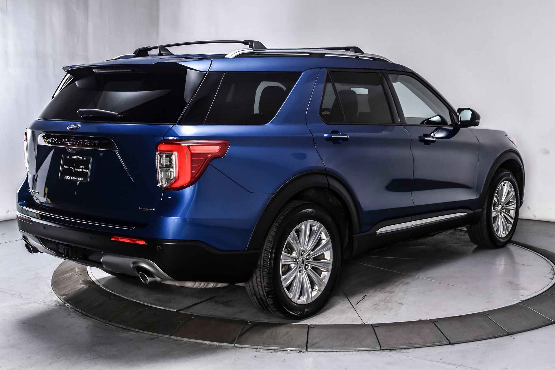 Used 2023 Ford Explorer Limited AWD/4WD image 6