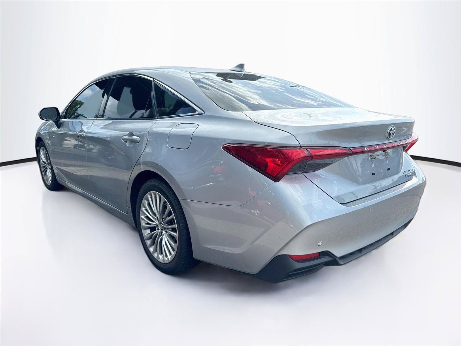 Used 2019 Toyota Avalon Limited w/ Advanced Safety Package FWD image 3