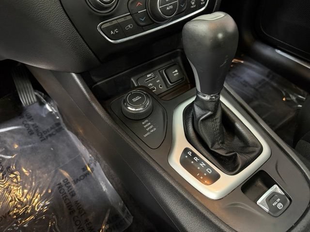 Used 2017 Jeep Cherokee Overland w/ Technology Group AWD/4WD image 16
